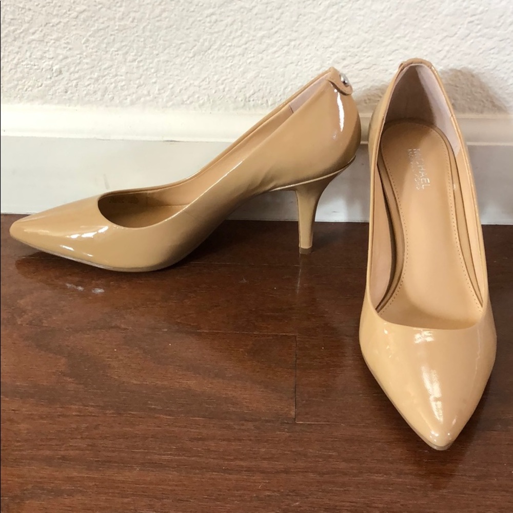 EUC Michael Kors MK Flex Mid Pumps in Nude